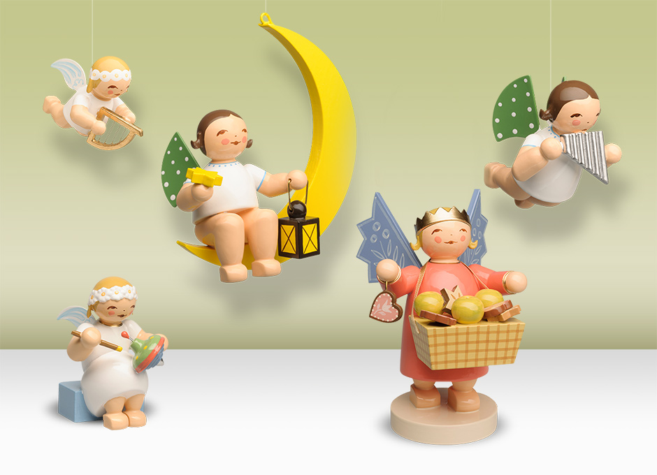 Handgefertigte Engel aus Holz mit unterschiedlichen Accessoires wie Instrumenten oder weihnachtlichen Leckereien